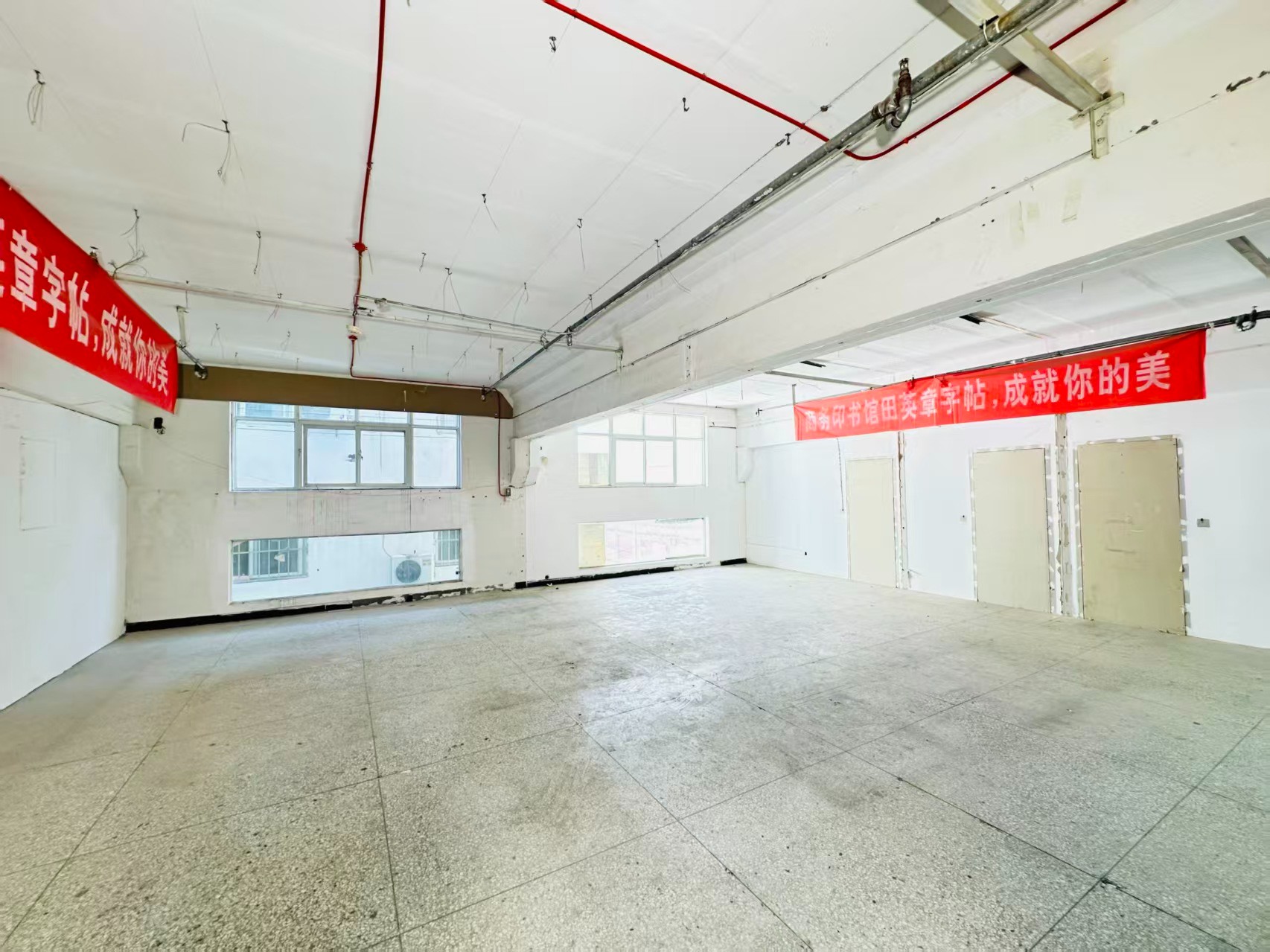 烧沟二街重点吸引人工智能应用、数字经济、电商直播、智能制造服务、软件开发、科技创新企业及创业团队入驻